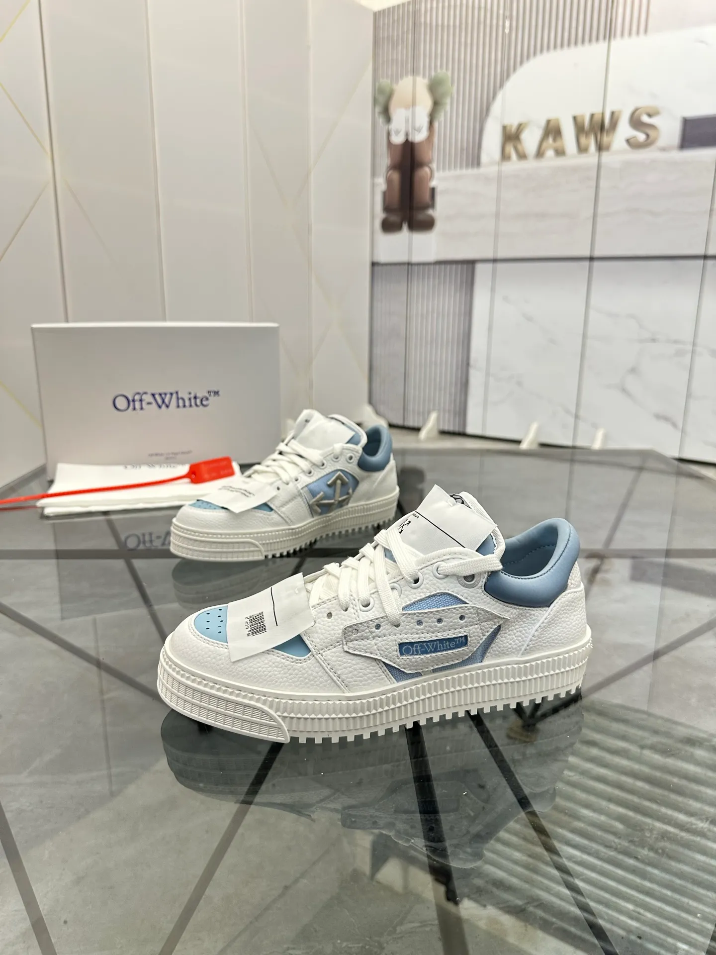 Selling men's shoes 💰: 💰P500¥ High-end top quality Product trademark: OFF WHITE *"OFF WHITE*" low-top casual shoes Regular size: 35-45 (can be customized to 46) Couple style Product materials: Upper imported first-layer cowhide stitched with original fabric, genuine leather lining, original outsole. No.: H203